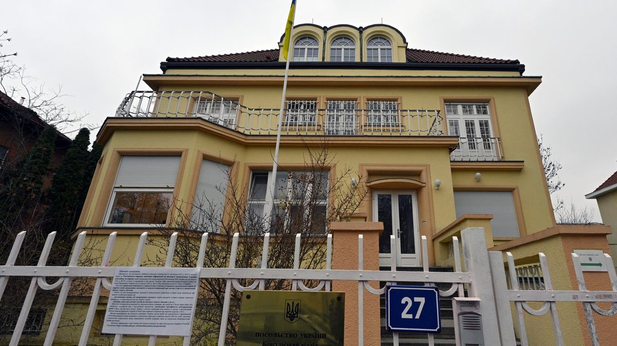 Ukrajincům v odvodovém věku už jejich konzuláty v zahraničí nepomůžou. Leda s cestou domů